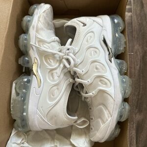 Nike Kids Sneakers in White with Gold Details